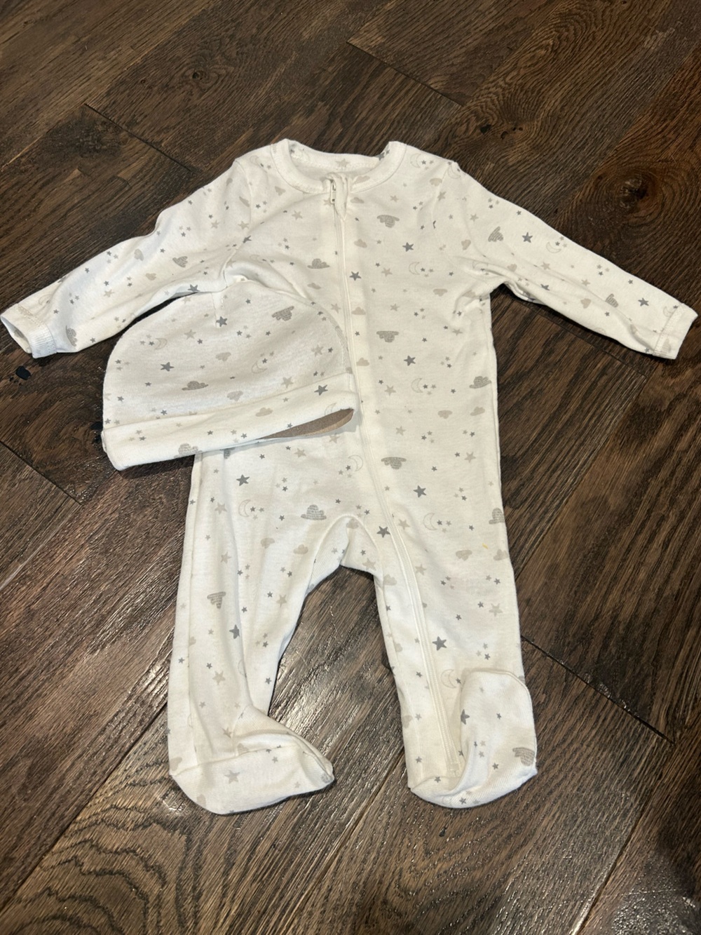 NWOT Baby Star Sleeper Footed Pajamas with matching hat size 0-3 months